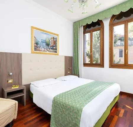 Hotel Cipro 3*